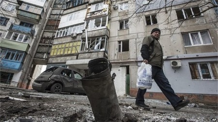 Tàn tích sau các cuộc tấn công bằng rốc-két vào TP Mariupol hôm 24-1. Ảnh: AP