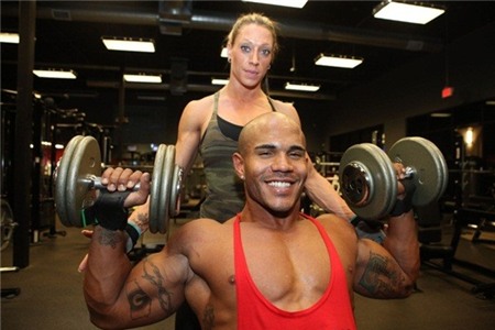 Cơ bắp đáng nể của cặp đôi tự xưng
