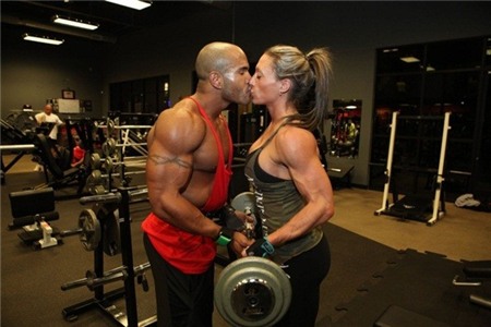 Cơ bắp đáng nể của cặp đôi tự xưng