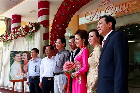 Đám cưới bình dân của Huỳnh Đông - Ái Châu ở miền Tây