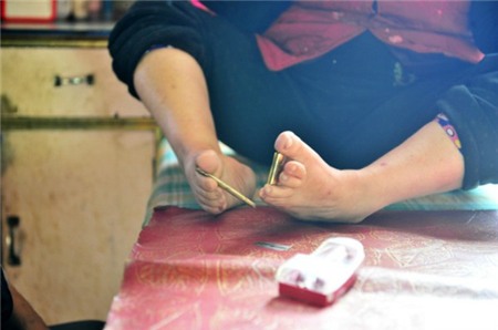 Người phụ nữ khuyết tật gây kinh ngạc khi dùng chân cắt tóc cho chồng 3