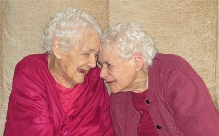 Cặp sinh đôi lớn tuổi nhất nước Anh đón sinh nhật thứ 103