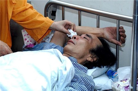 Cố nghệ sĩ Tuấn Dương điều trị trên giường bệnh vào năm 2013.