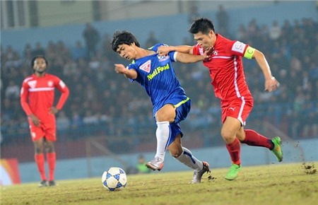 Công Phượng đã bị bắt bài một cách triệt để khi vào thi đấu tại V.League. Ảnh: Tùng Lê