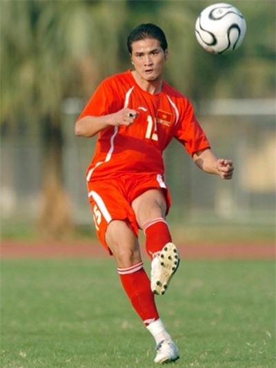Cựu trung vệ Thể Công Nguyễn Mạnh Dũng trong màu áo tuyển Việt Nam.