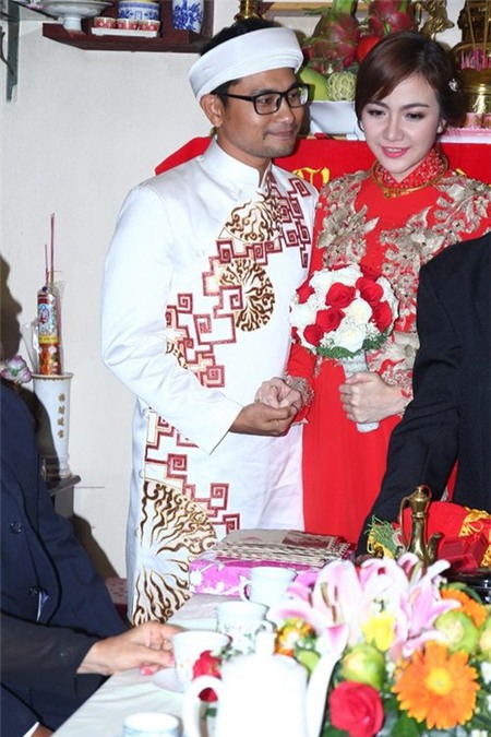 Huỳnh Đông hôn vợ ngọt ngào trong lễ rước dâu - 8