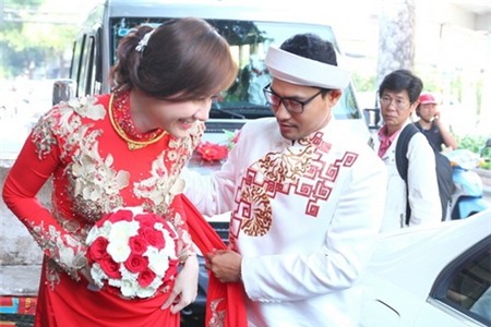 Huỳnh Đông hôn vợ ngọt ngào trong lễ rước dâu - 2