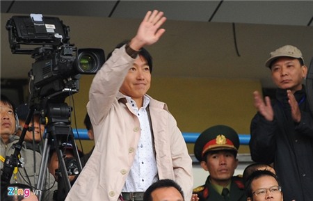 HLV Miura một mình lên phố Núi xem HAGL thi đấu