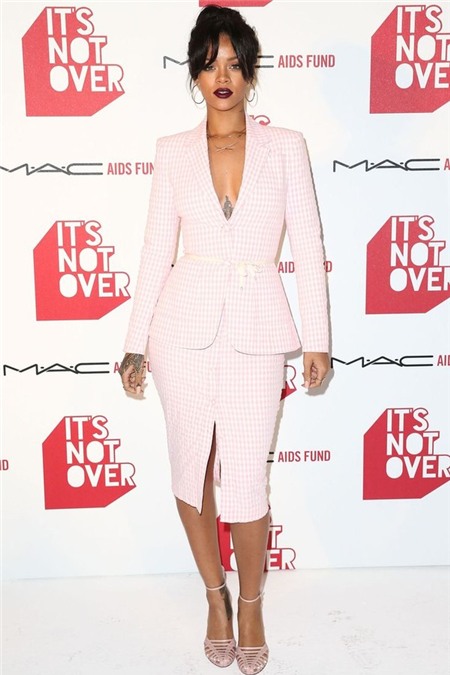 29 bộ cánh ấn tượng chỉ Rihanna mới có thể diện 16