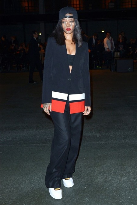 29 bộ cánh ấn tượng chỉ Rihanna mới có thể diện 20