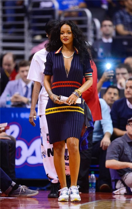 29 bộ cánh ấn tượng chỉ Rihanna mới có thể diện 28