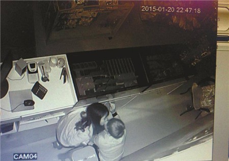 Đôi trộm nam nữ thản nhiên hôn nhau trước camera