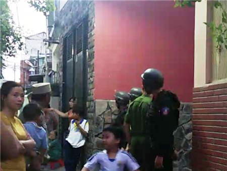 Lực lượng chức năng bao vây con hẻm 82 Đinh Bộ Lĩnh