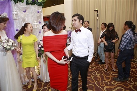Vân Trang khoe người yêu trong đám cưới Huỳnh Đông - 4