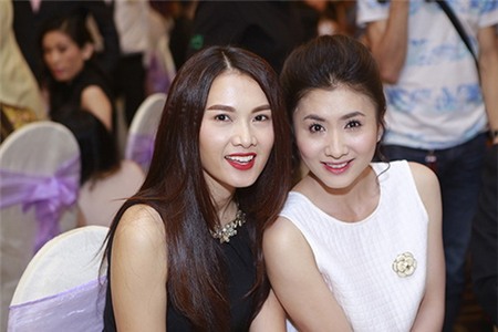 Vân Trang khoe người yêu trong đám cưới Huỳnh Đông - 19