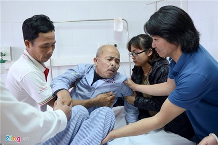 Nghệ sĩ Hán Văn Tình ho dữ sau khi hút dịch ở phổi