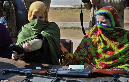 Nữ giáo viên học bắn súng vì sợ Taliban thảm sát