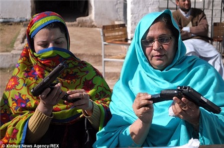 Nữ giáo viên học bắn súng vì sợ Taliban thảm sát