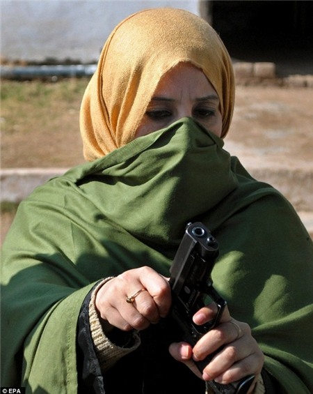 Nữ giáo viên học bắn súng vì sợ Taliban thảm sát