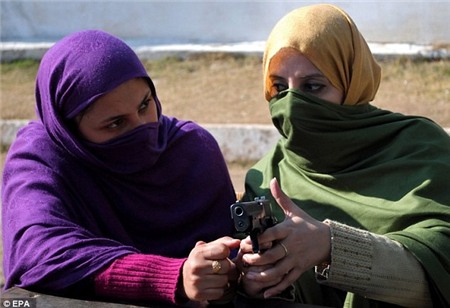 Nữ giáo viên học bắn súng vì sợ Taliban thảm sát