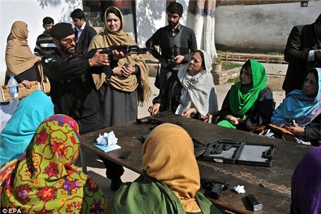 Nữ giáo viên học bắn súng vì sợ Taliban thảm sát