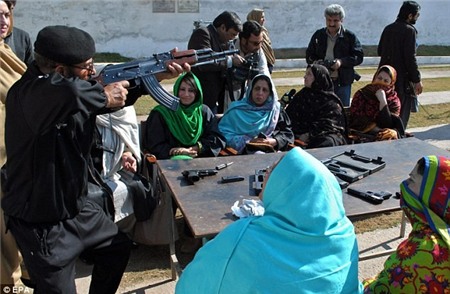 Nữ giáo viên học bắn súng vì sợ Taliban thảm sát
