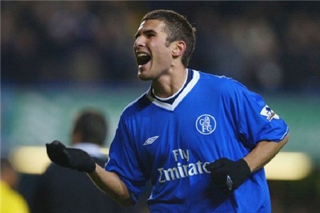 Trước khi nhận án cấm thi đấu 6 tháng vào năm 2010, Mutu từng ngồi chơi xơi nước tới 7 tháng năm 2004 khi là thành viên của Chelsea. Sau giai đoạn đầu thi đấu thăng hoa trong màu áo The Blues, tuyển thủ Romania bị phát hiện dương tính với ma túy và bị treo giò 7 tháng cùng số tiền phạt 20.000 bảng. Kết quả là Mutu bị đội chủ sân Stamford Bridge thanh lý hợp đồng sớm.