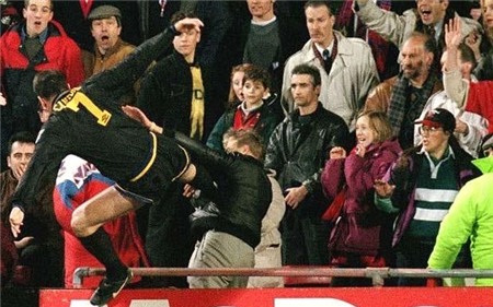 Cantona là lá cờ đầu trong giai đoạn thành công đầu tiên của Sir Alex Ferguson tại M.U. Cựu đội trưởng của Quỷ đỏ là một tài năng lớn nhưng cũng là cầu thủ có cá tính mạnh với những tình huống nổi nóng làm khổ đội nhà. Mùa giải 1995/96, Cantona tung cú kung-fu thẳng vào mặt một CĐV của Crystal Palace khi bị xúc phạm. Theo đó, Cantona bị FA treo giò 9 tháng, phạt 10.000 bảng và 120 giờ lao động công ích.