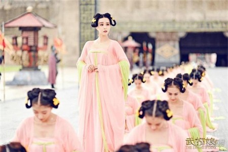 "Choáng" với hàng trăm bộ váy áo của “Võ Tắc Thiên” - 4