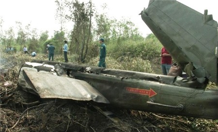 Cây cỏ xung quanh trực thăng rơi cháy rụi