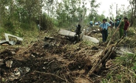 Cây cỏ xung quanh trực thăng rơi cháy rụi