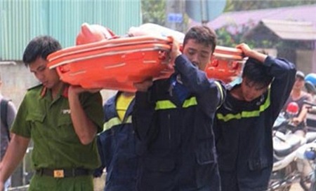 Cây cỏ xung quanh trực thăng rơi cháy rụi