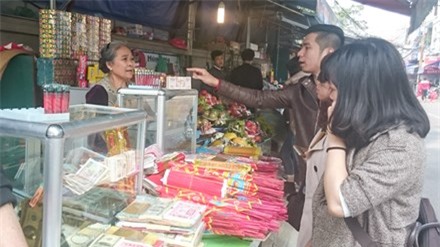 Hoạt động dịch vụ đổi tiền lẻ vẫn “nóng”. Ảnh: Như Ý.