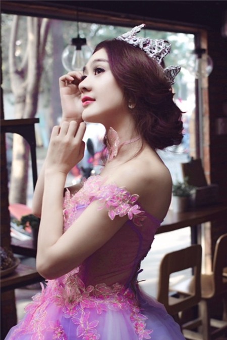 soc-voi-chiec-cam-nhon-bat-thuong-cua-lam-chi-khanh-1