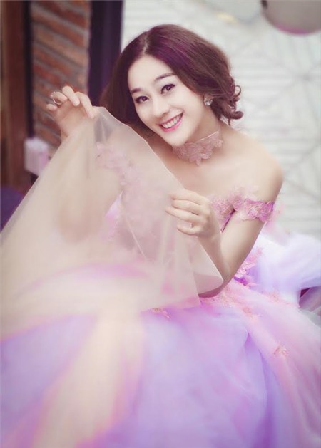 soc-voi-chiec-cam-nhon-bat-thuong-cua-lam-chi-khanh-2