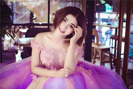 soc-voi-chiec-cam-nhon-bat-thuong-cua-lam-chi-khanh-3