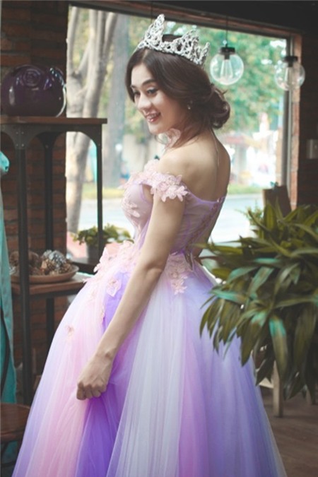 soc-voi-chiec-cam-nhon-bat-thuong-cua-lam-chi-khanh-5