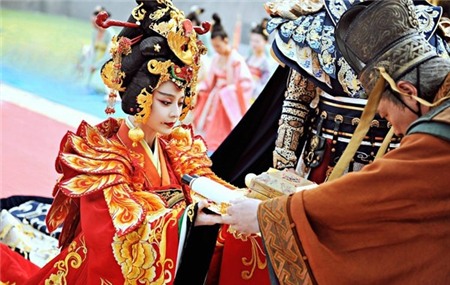 Võ Tắc Thiên lộng lẫy lên ngôi hoàng hậu