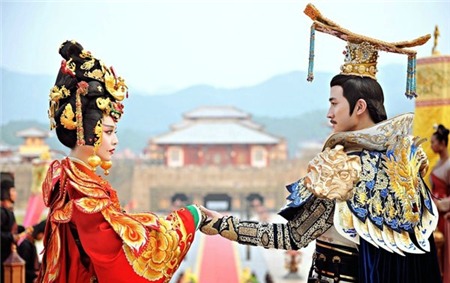 Võ Tắc Thiên lộng lẫy lên ngôi hoàng hậu