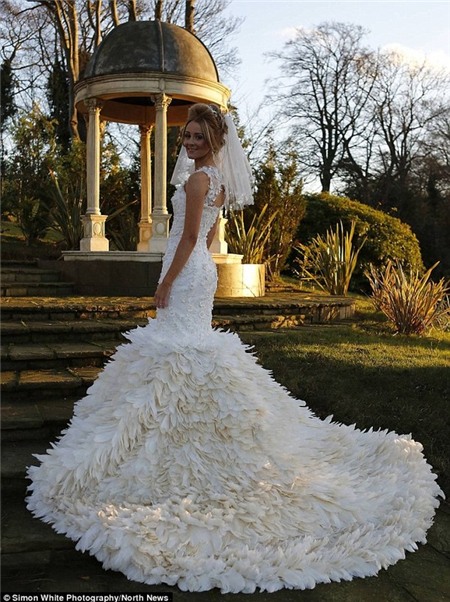 Chiếc váy cưới độc đáo làm từ 22.000 sợi lông ngỗng 1