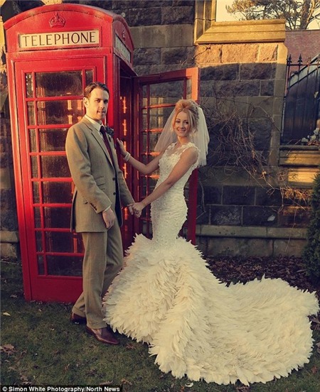 Chiếc váy cưới độc đáo làm từ 22.000 sợi lông ngỗng 2