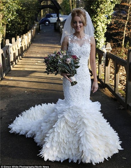 Chiếc váy cưới độc đáo làm từ 22.000 sợi lông ngỗng 3