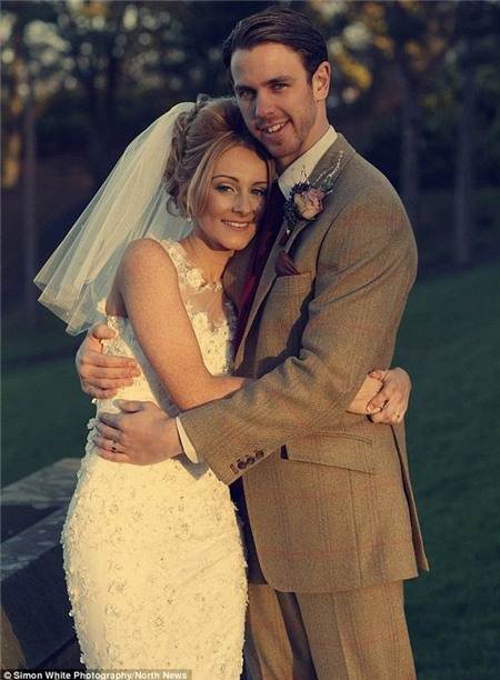 Chiếc váy cưới độc đáo làm từ 22.000 sợi lông ngỗng 4