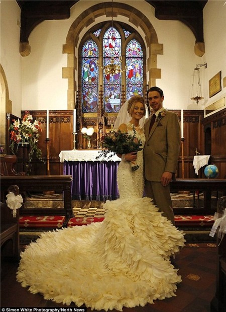 Chiếc váy cưới độc đáo làm từ 22.000 sợi lông ngỗng 7