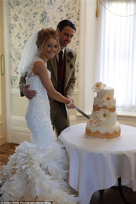 Chiếc váy cưới độc đáo làm từ 22.000 sợi lông ngỗng 8