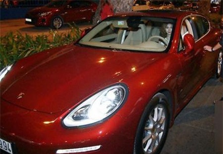 minh-hang-quy-co-doc-than-thanh-cong-bac-nhat-showbiz-viet