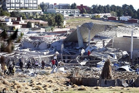 Nổ xe chở gas tại bệnh viện nhi Mexico: Mẹ bị thương nặng vẫn ôm chặt con mới sinh 1