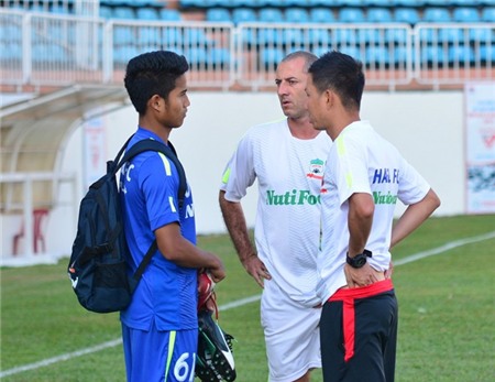 HLV Guillaume Graechen có những trao đổi riêng với hậu vệ Đức Lương sau buổi tập chiều 30/1. Ảnh: Nguyễn Đăng.