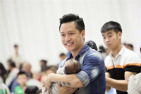 tuan-hung-ong-bo-hao-hoa-cham-con-bac-nhat-showbiz-viet