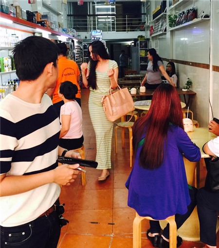 diem-huong-thon-gon-ra-pho-khoe-con-trai-co-num-dong-tien-3